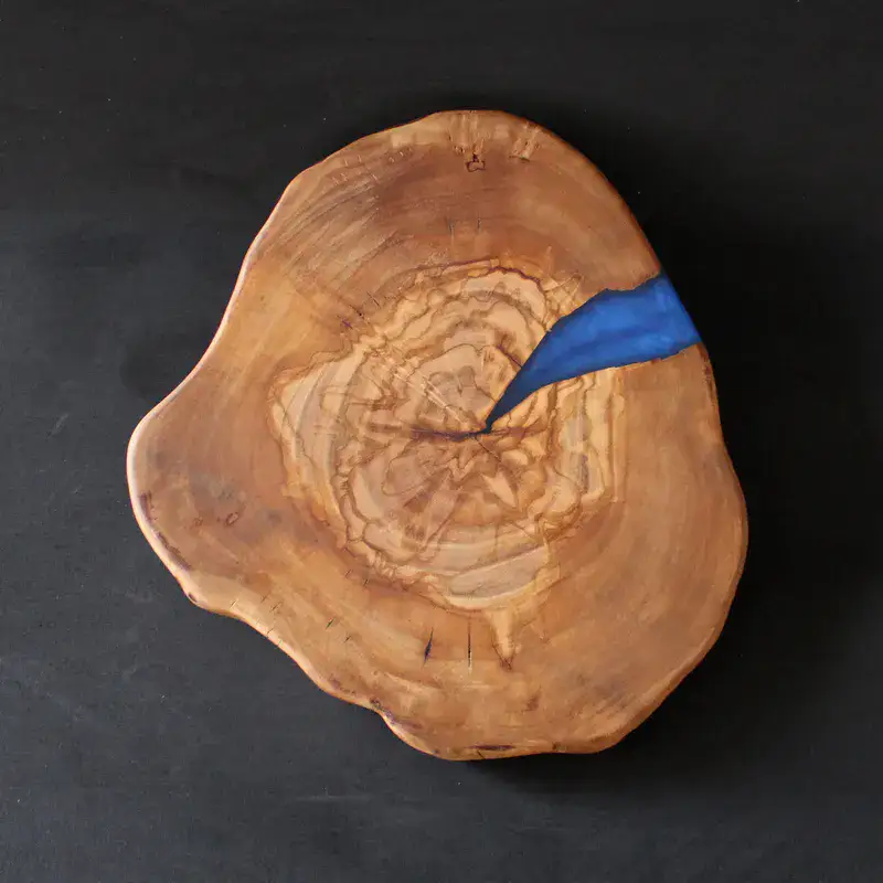 לוח הגשה 'סדרת הפיצול' מעץ זית ארץ-ישראלי עם אפוקסי כחול: מפגש מרהיב בין יבשה לים. יצירה ייחודית לשולחנכם