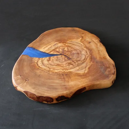 לוח הגשה 'סדרת הפיצול' מעץ זית ארץ-ישראלי עם אפוקסי כחול: מפגש מרהיב בין יבשה לים. יצירה ייחודית לשולחנכם