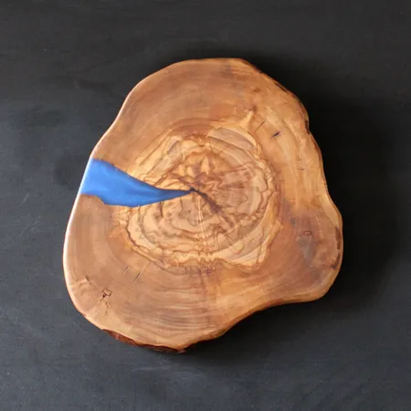 לוח הגשה 'סדרת הפיצול' מעץ זית ארץ-ישראלי עם אפוקסי כחול: מפגש מרהיב בין יבשה לים. יצירה ייחודית לשולחנכם