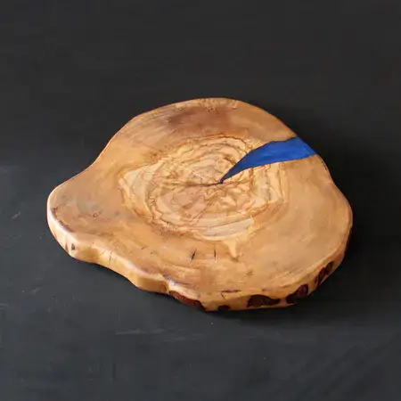 לוח הגשה 'סדרת הפיצול' מעץ זית ארץ-ישראלי עם אפוקסי כחול: מפגש מרהיב בין יבשה לים. יצירה ייחודית לשולחנכם