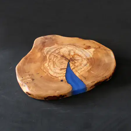 לוח הגשה 'סדרת הפיצול' מעץ זית ארץ-ישראלי עם אפוקסי כחול: מפגש מרהיב בין יבשה לים. יצירה ייחודית לשולחנכם