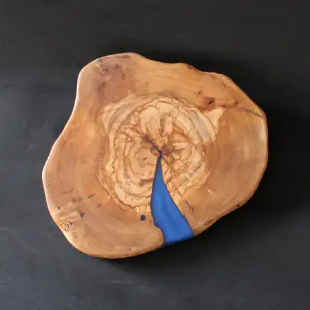 לוח הגשה 'סדרת הפיצול' מעץ זית ארץ-ישראלי עם אפוקסי כחול: מפגש מרהיב בין יבשה לים. יצירה ייחודית לשולחנכם