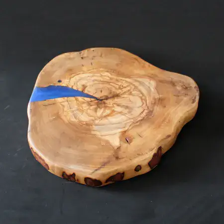 לוח הגשה 'סדרת הפיצול' מעץ זית ארץ-ישראלי עם אפוקסי כחול: מפגש מרהיב בין יבשה לים. יצירה ייחודית לשולחנכם