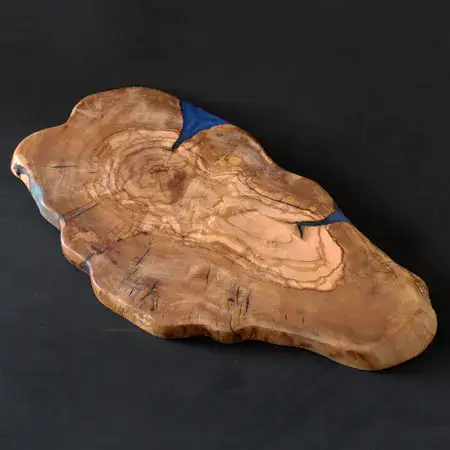 לוח הגשה אובלי מעץ זית ארץ-ישראלי עם אפוקסי כחול: שילוב מרהיב של מסורת וחדשנות. אמנות שימושית למטבח