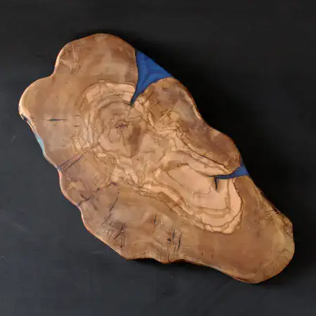 לוח הגשה אובלי מעץ זית ארץ-ישראלי עם אפוקסי כחול: שילוב מרהיב של מסורת וחדשנות. אמנות שימושית למטבח