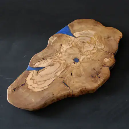 לוח הגשה אובלי מעץ זית ארץ-ישראלי עם אפוקסי כחול: שילוב מרהיב של מסורת וחדשנות. אמנות שימושית למטבח