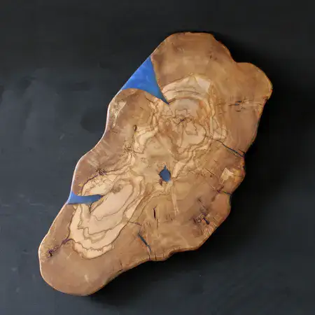 לוח הגשה אובלי מעץ זית ארץ-ישראלי עם אפוקסי כחול: שילוב מרהיב של מסורת וחדשנות. אמנות שימושית למטבח