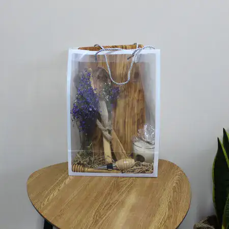 סט אירוח מושלם מעץ זית ארץ-ישראלי: 7 פריטים חיוניים לשולחן חגיגי. מארז יוקרתי לחוויה קולינרית שלמה