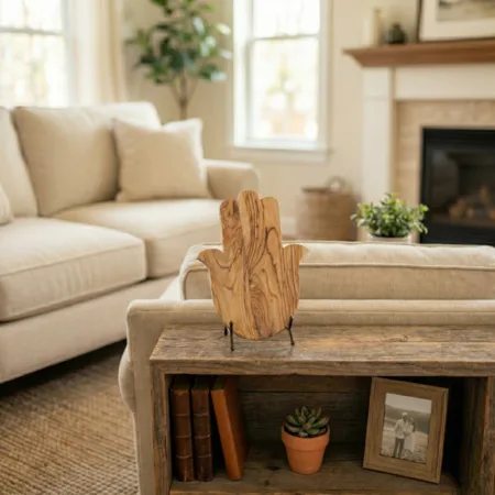 חמסה מעץ זית טבעי בעבודת יד – עיצוב ישראלי נקי עם טקסטורה ייחודית