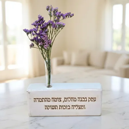 וייזבלוק פרחוני – בלוק עץ אורן בעבודת יד עם חריטת השראה: "עסק נבנה מחלום, צומח מהתמדה ומצליח בזכות תשוקה"