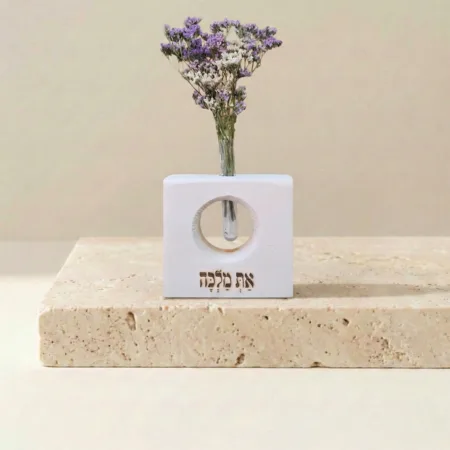 וייזבלוק Square פרחוני – בלוק עץ אורן מרובע עם חלון מעוצב וחריטה: "את מלכה" | מתנה יוקרתית ומעצימה לאישה