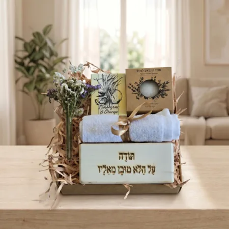 מארז תודה עם וייזבלוק פרחוני, סבון טבעי וספוג קונג׳אק לפנים
