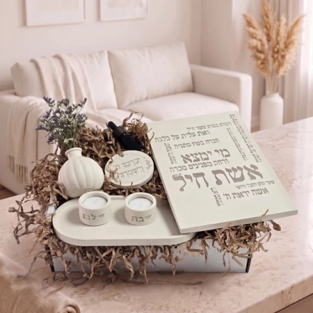 מארז אשת חיל עם לוח מבטון פולימרי, אגרטל, מגש, נרות שבת ותליון ברכה