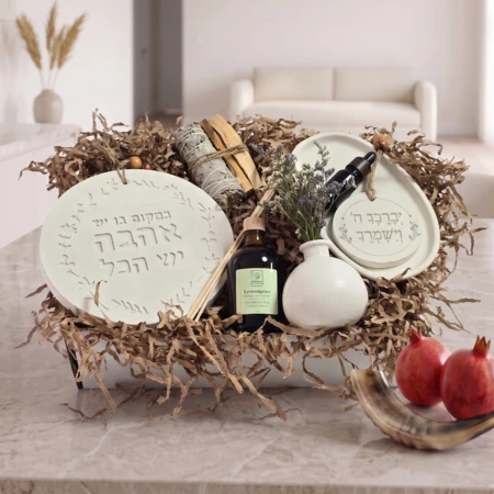 מארז אהבה וברכה עם לוח עגול לתלייה, מגש, אגרטל, מרווה, פאלו סנטו ומפיץ ריח