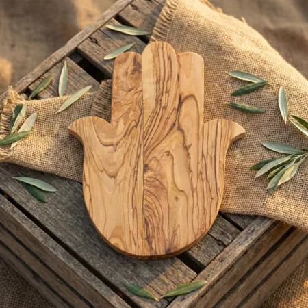 חמסה מעץ זית טבעי בעבודת יד – עיצוב ישראלי נקי עם טקסטורה ייחודית